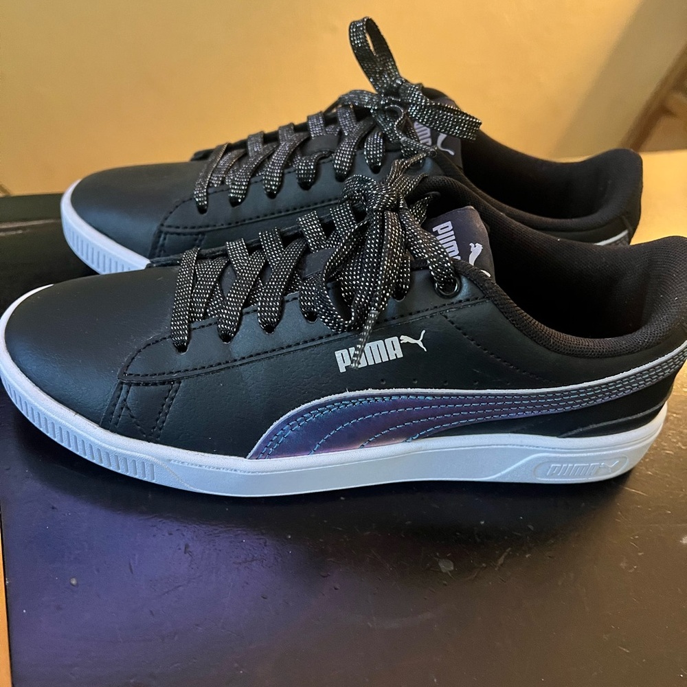 Puma leather/metallic Girl’s Sneakers